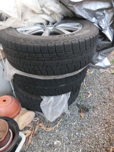 スタッドレスタイヤ（4本セット）（215/60Ｒ16）（ホンダ　ウェゼルで使用）（中古品）