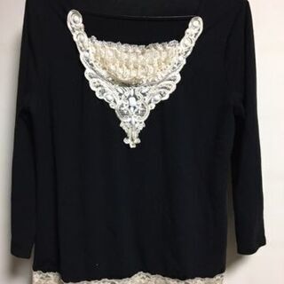 レ－スとビ－ズ飾りのあるカットソ－値下げしました。の画像