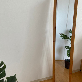 木製フレームの鏡です。立てかけ壁掛け両用で全身を写せます。の画像