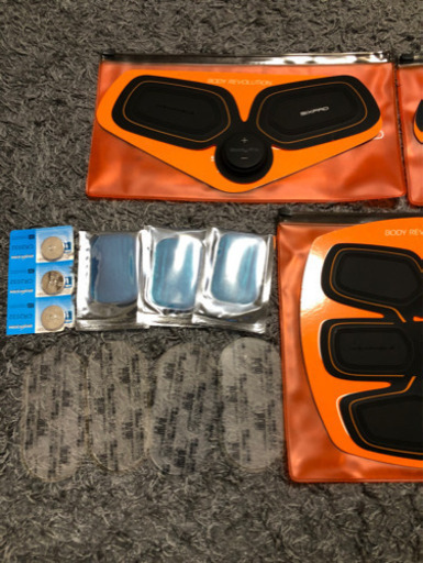 【激安】シックスパッド 腹筋用1つ太もも腕用2つ 新品電池ジェルシート付き