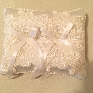 白の可愛い！リングピローの画像