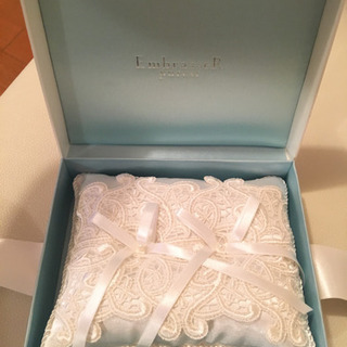 白の可愛い！リングピローの画像