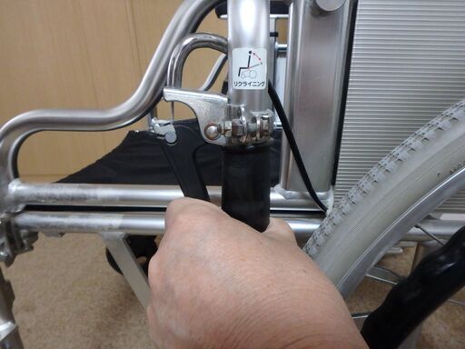 日進医療器　特別注文　乗車人が介護者に頼むことなく自身でリクライニング可能な車椅子