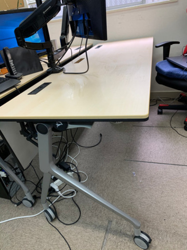 ビジネスデスク　コード収納付き　かなりお得！