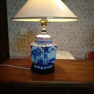 中国製アンティーク風陶器の電気スタンド　藍色柄（中古品）