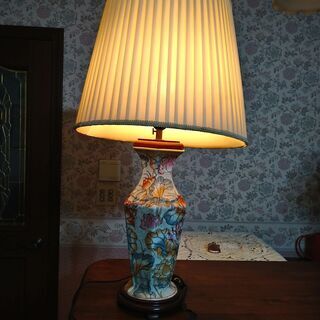 中国製アンティーク風陶器の電気スタンド（中古品）花柄