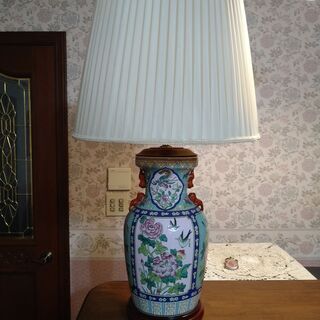 中国製アンティーク風陶器の電気スタンド（中古品）中国柄