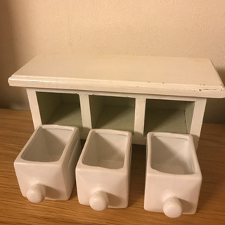 木と陶器製の引き出しの画像