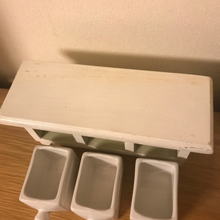 木と陶器製の引き出しの画像