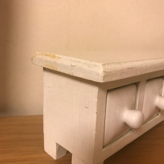 木と陶器製の引き出しの画像