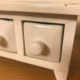 木と陶器製の引き出しの画像