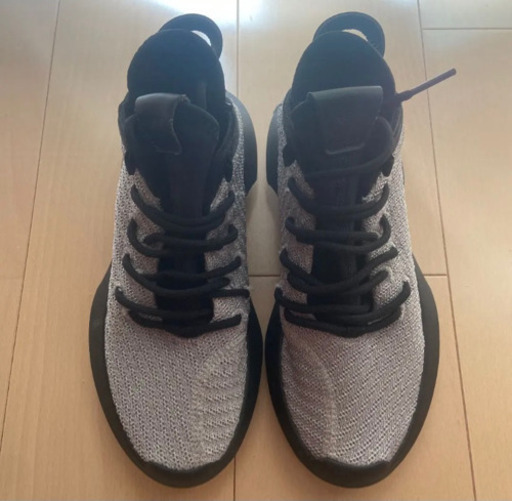 adidas スニーカー