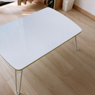白いローテーブルの画像