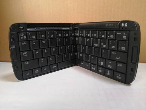 スマホ・タブレット用二つ折り携帯式キーボード