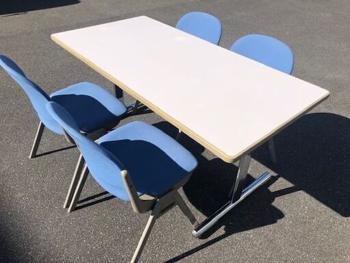 接客用のテーブルセット　少し広めのテーブルとしても可