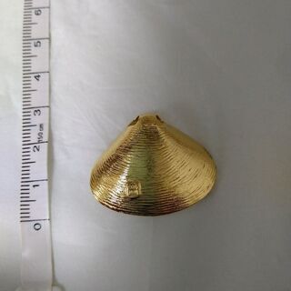 👇貝殻に梅をあしらったペンダントヘッド