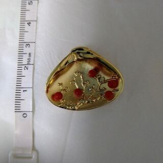 👇貝殻に梅をあしらったペンダントヘッドの画像