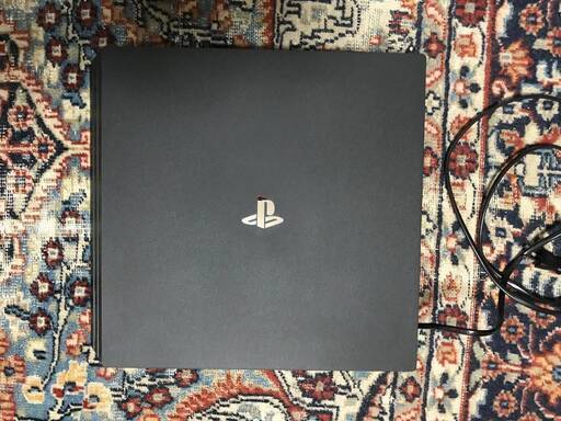 美品・箱入りPS4 Pro(CUH-7200B)1TB　コントローラー２つ付 Sony Playstation 4 Pro 1TB