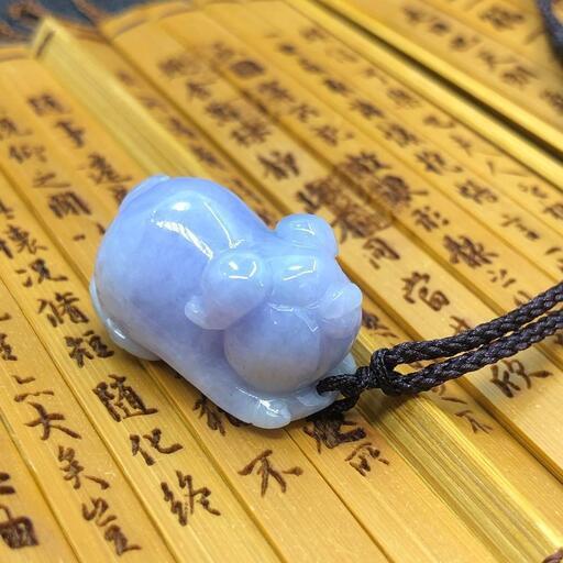 本翡翠　ネックレス イノシシ 可愛い　豚　ミャンマー産　天然翡翠 ヒスイ 誕生日プレゼント 亥年 干支　天然石 鑑別書有 2022072603