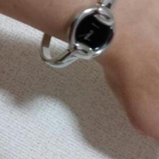 GUCCIシルバーの腕時計(女性用)の画像