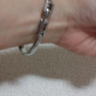 GUCCIシルバーの腕時計(女性用)の画像