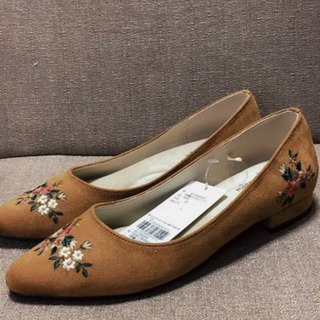 【お取引き決定】新品✴︎mare mare 花柄刺繍　フェイクスエードパンプス✴︎M キャメルの画像