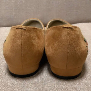 【お取引き決定】新品✴︎mare mare 花柄刺繍　フェイクスエードパンプス✴︎M キャメルの画像