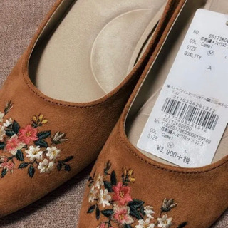 【お取引き決定】新品✴︎mare mare 花柄刺繍　フェイクスエードパンプス✴︎M キャメルの画像