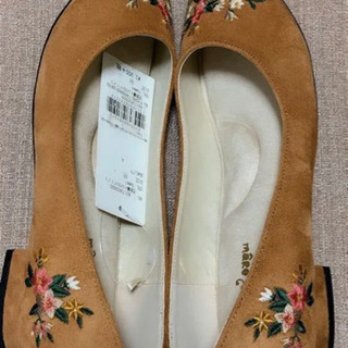 【お取引き決定】新品✴︎mare mare 花柄刺繍　フェイクスエードパンプス✴︎M キャメルの画像