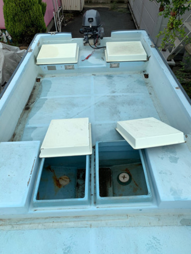 和船　ボート　船外機付き