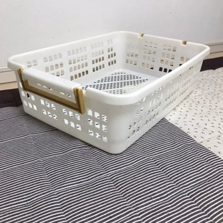 白いカゴ
