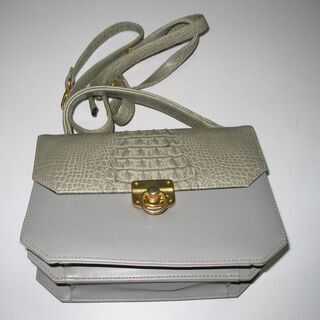 グレー　型押しバッグ