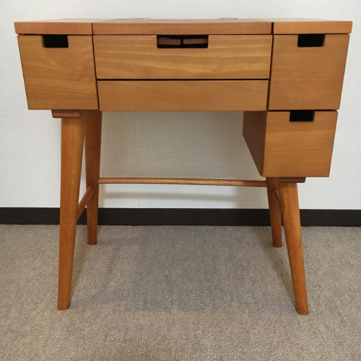 北欧風木製ドレッサー