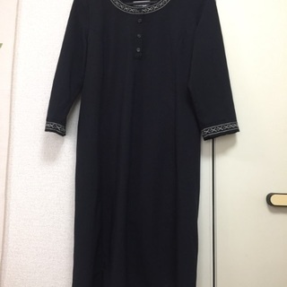 COCUEのストンとした黒ワンピース