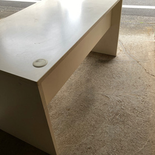 オフィス用オフホワイトデスクの画像