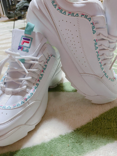 スニーカー　Fila