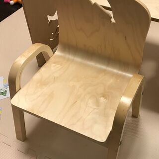 子供用木製テーブルチェアセットの画像