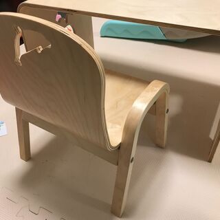子供用木製テーブルチェアセットの画像
