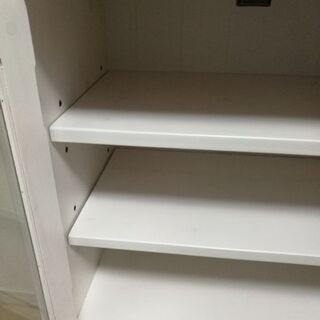 ガラス戸両開きチェスト　ミニ食器棚　引き出し2段　カントリー調　白　アンティーク風金具の画像