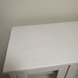 ガラス戸両開きチェスト　ミニ食器棚　引き出し2段　カントリー調　白　アンティーク風金具の画像