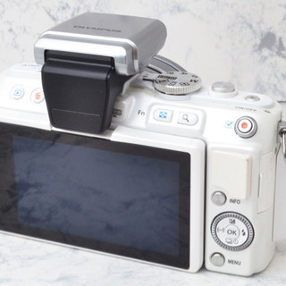 【美品】OLYMPUS PEN Lite E-PL6 自撮り対応 Wi-Fi転送 小型・軽量○女性におすすめ○簡単自撮り○Wi-Fi転送○オリンパス
