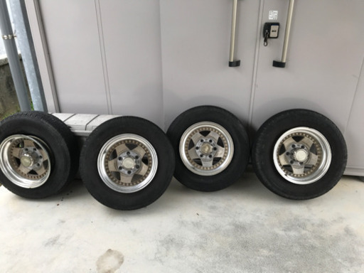 6穴アルミホイールとタイヤ