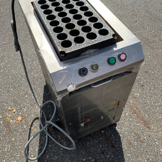 【成約御礼】電気たこ焼き機[ジャンク]自動回転式/32穴/業務用...