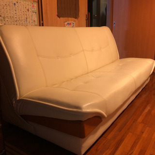 ３人掛け白いソファーベッド