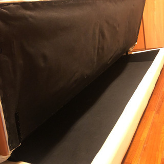 ３人掛け白いソファーベッドの画像