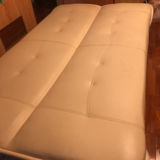 ３人掛け白いソファーベッドの画像