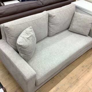 ゆったりくつろげる2人掛けのシックカラーのソファーのご紹介です！