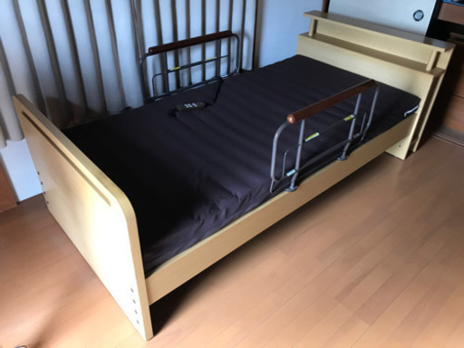 木製フレーム宮付電動介護ベッド　手摺り付き