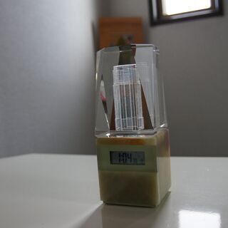キラキラと煌く電波時計★置時計★石調★ガラス模様★単4電池3個使用★光る時計の画像