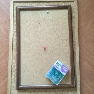 コルクボード2枚とピンの画像